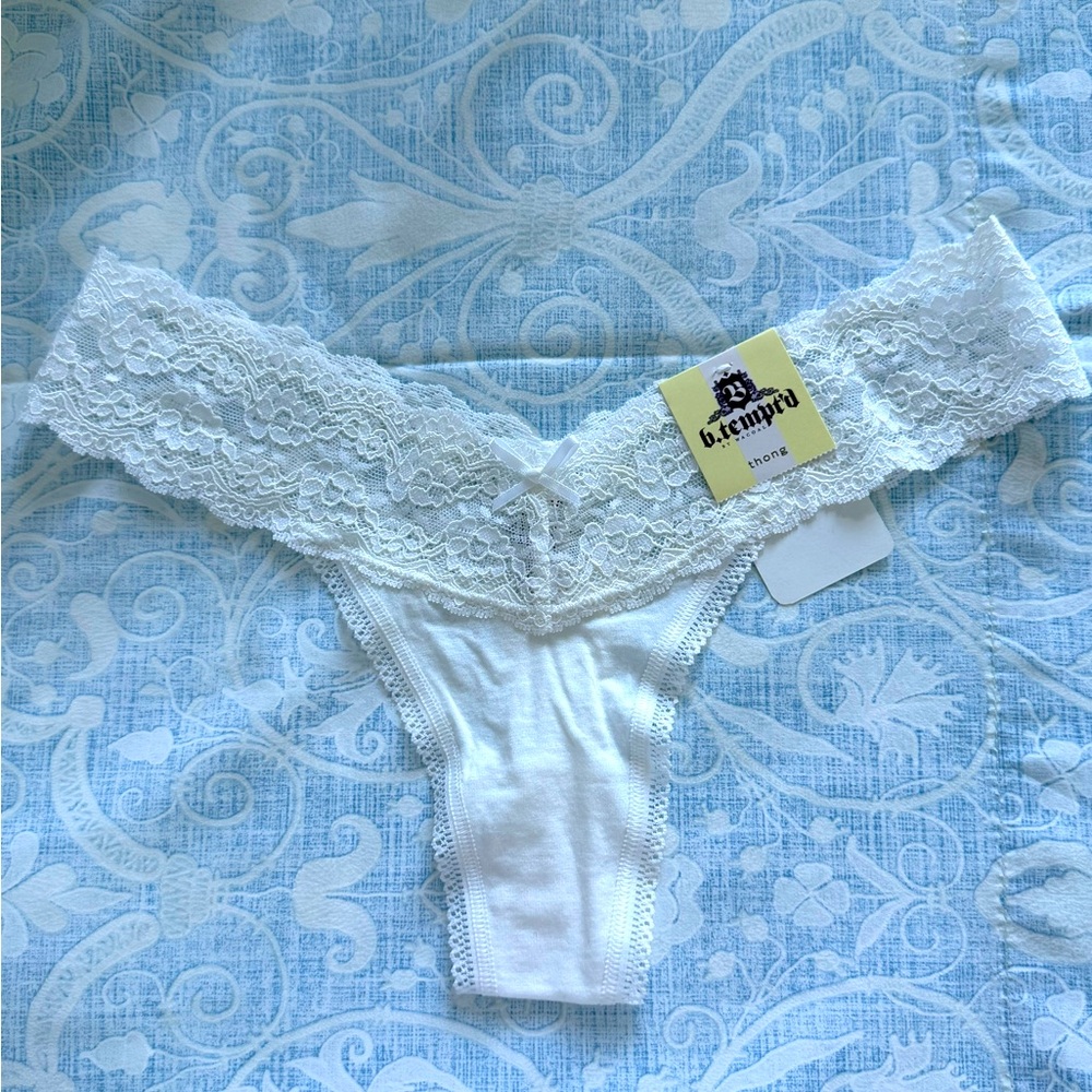 NWT B’tempt’d by Wacoal Whit Lace Trim Thong Size M